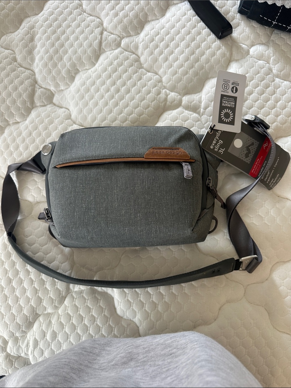 Peak Design Everyday Sling - Charcoal Gray - Picture 6 of 9